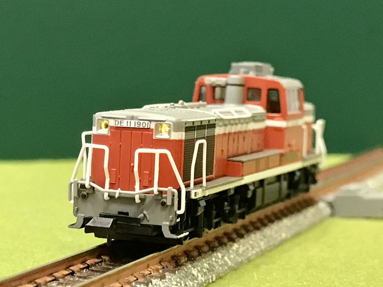 KATOの「DE10形」と、マイクロエースの「DE11-1091タイプ」を並べてみ