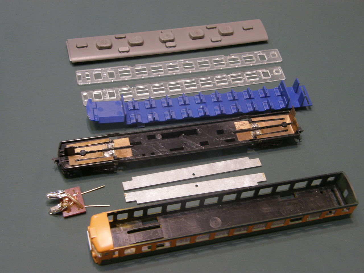 KATO 「クハ153形(初期製品)」のヘッドライトを点灯させる KATO 「クハ153形(初期製品)」のヘッドライトを点灯させる