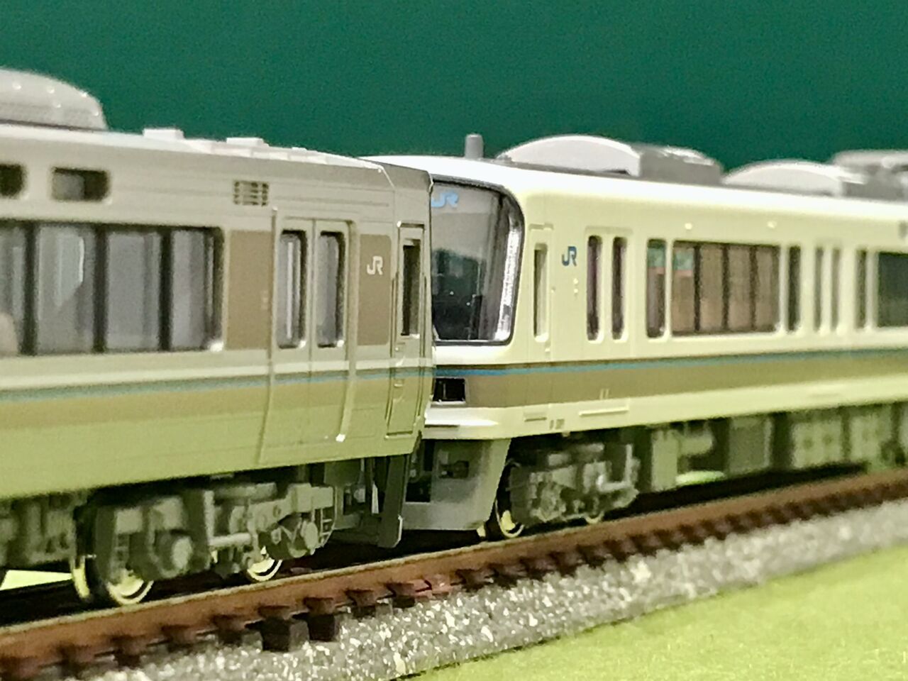 KATOの「221系」と「223系1000番台」を並べてみました