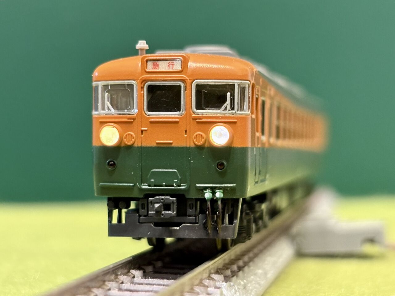 KATOの「165系（旧製品）」と、マイクロエースの「155系」を並べてみ