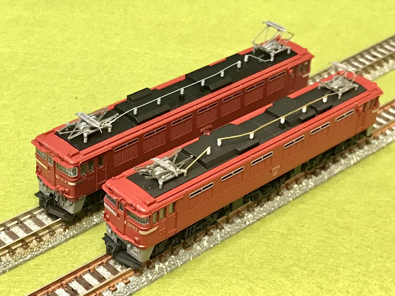 トミックスの「EF71形」と、マイクロエースの「ED78形」を並べて