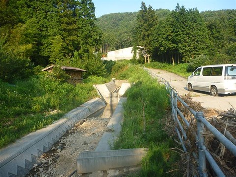 砂防ダムから土砂や木くずが溢れた