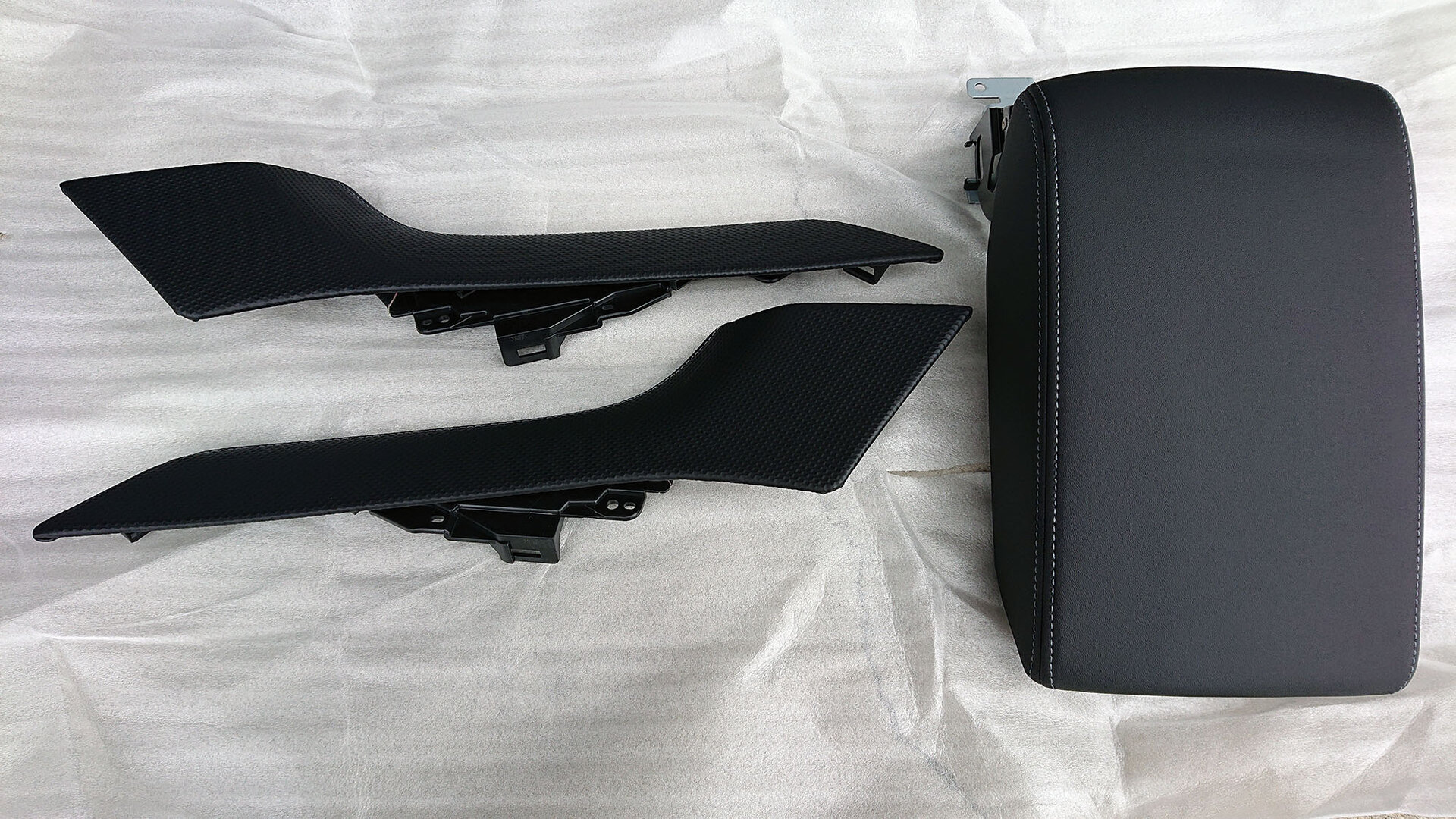 本革シート車用コンソールリッドとハンズフリーリアゲート