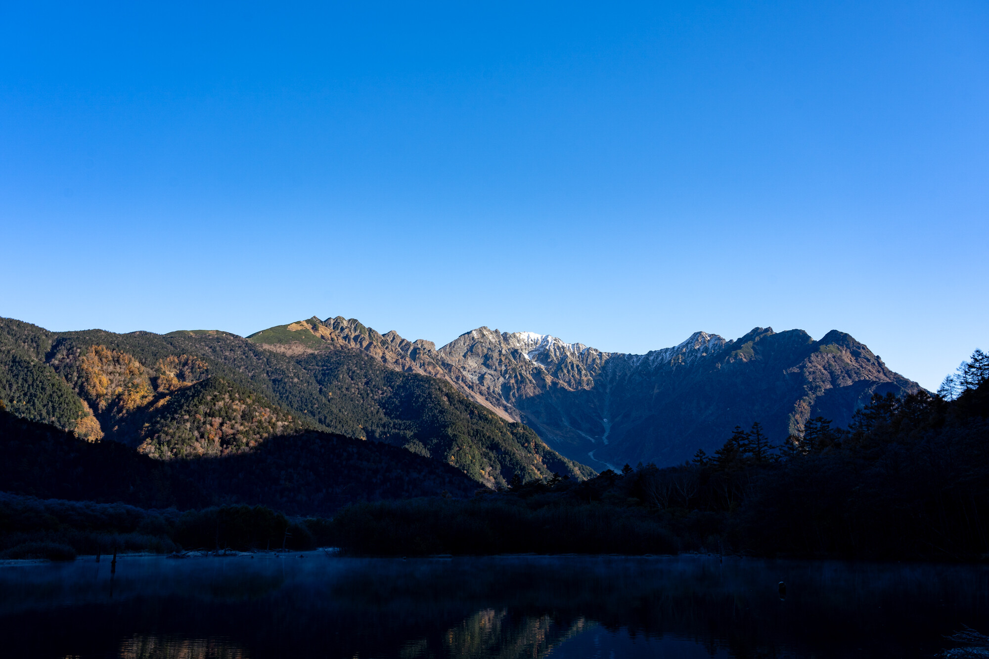 晩秋の上高地を散歩
