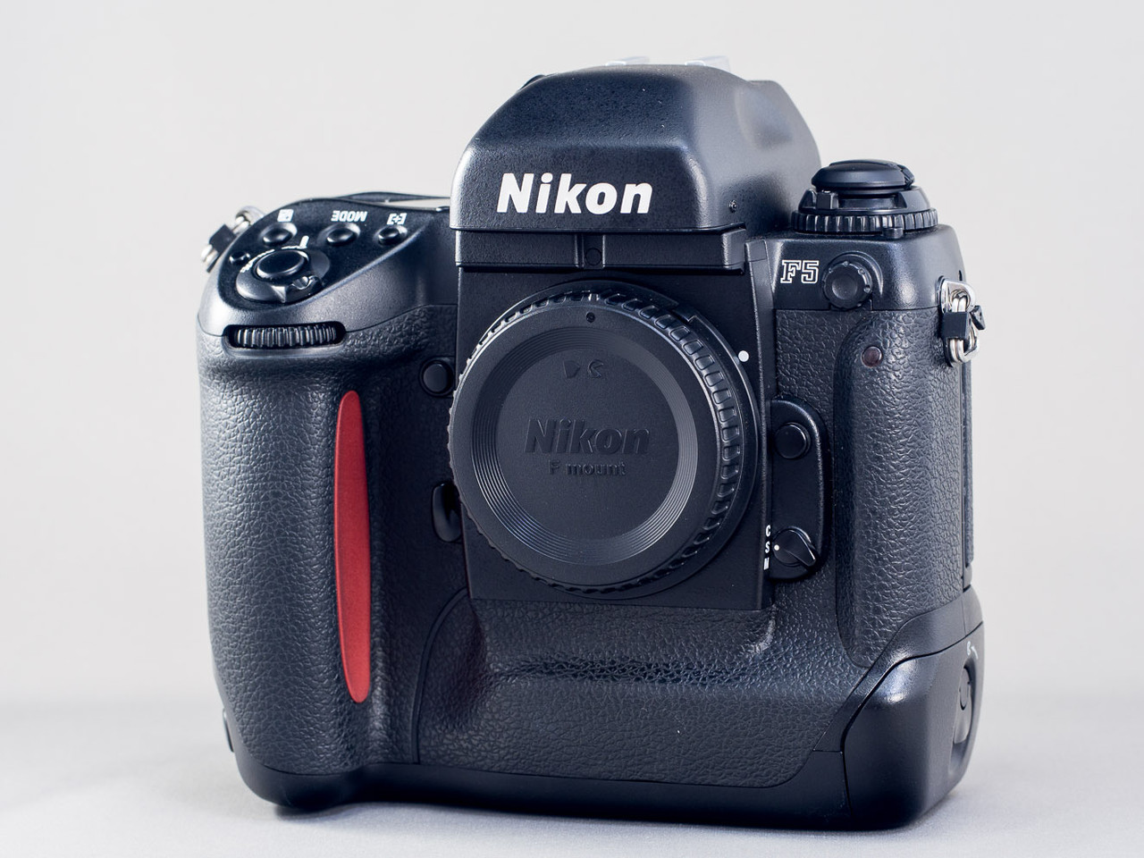 手になじむ、大きさ重さ。ニコン中級AFフィルムカメラの名機 F100