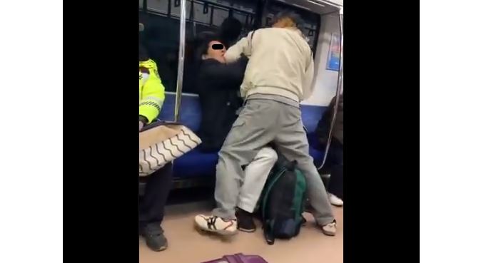 動画 ほんま すぞ てめえ 電車の中で喧嘩をふっかけ暴れまわる男性が激写される ツイッター速報