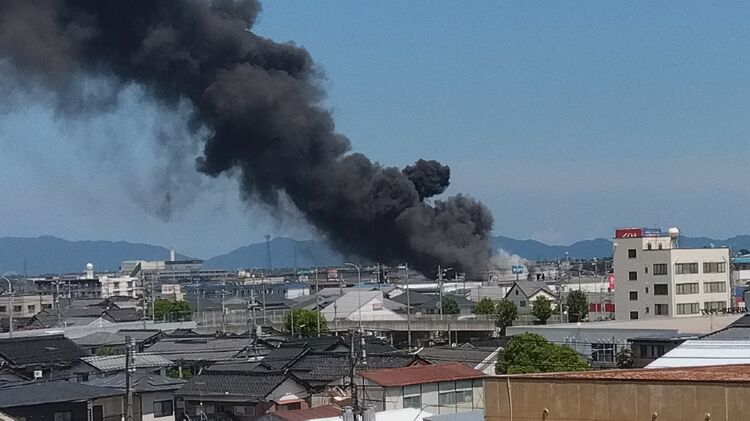 エアコンの室外機が爆発か 高級外車販売店で火災 室外機14基焼損 鳥取県米子市 : ツイッター速報
