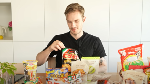 ツイッター速報【YouTube】世界一のYouTuber、ピューディパイが日本のお菓子を辛口レビュー　うまい棒を酷評「評価は「ナシ」だね」（動画あり）　コメントコメントする