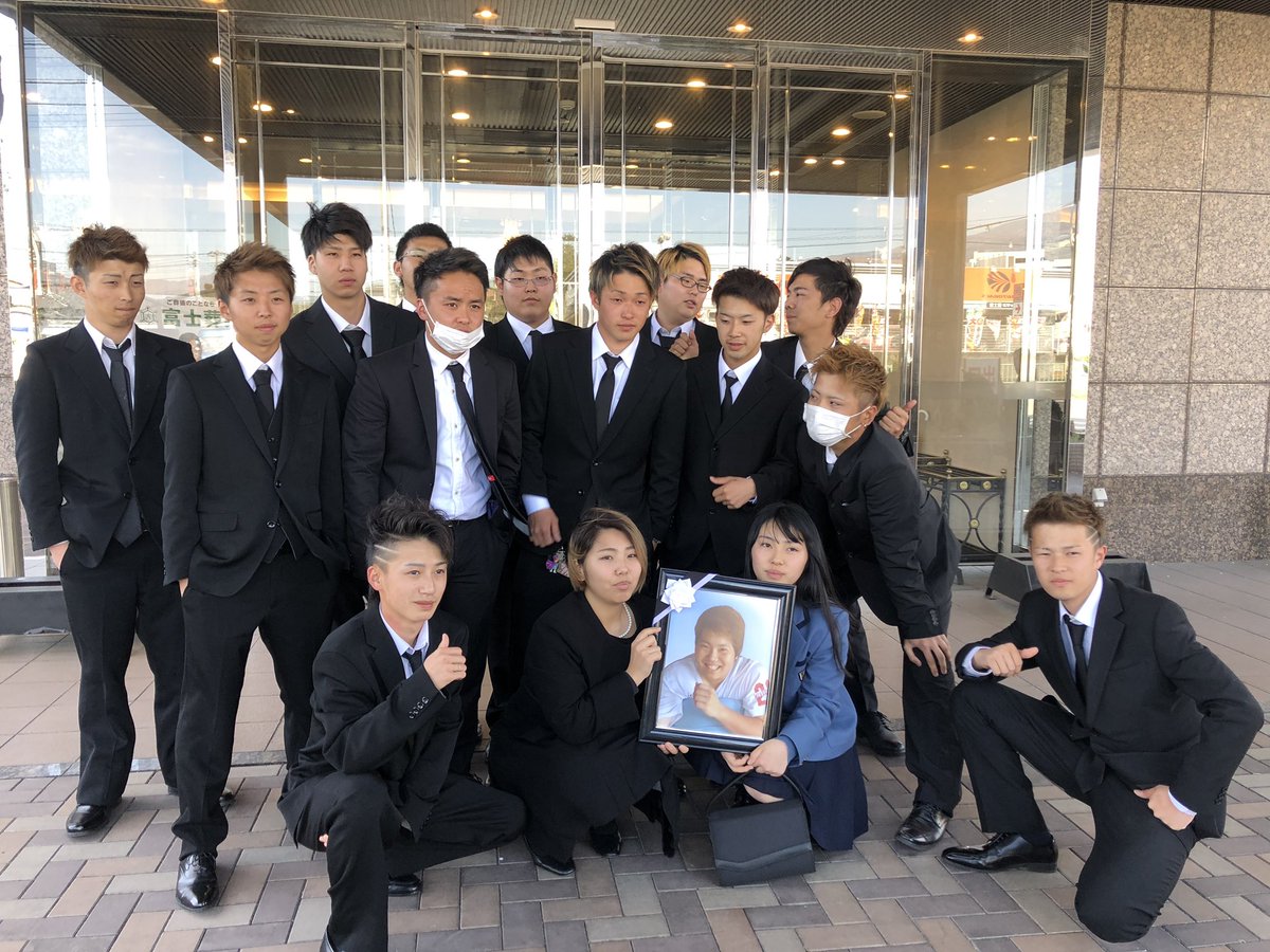 陽キャさん、事故死した友人の葬式でピースサインの集合写真を撮って 