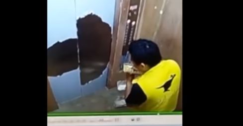 配達員 ちょっとぐらい食べてもバレへんか 客に届ける料理を途中で食べてる様子がエレベーターの監視カメラにばっちり映る 動画あり ツイッター速報 配達員 ちょっとぐらい食べてもバレへんか 客に届ける料理を途中で食べてる様子がエレベーターの監視カメラにばっちり映る 動画あり ツイッター速報