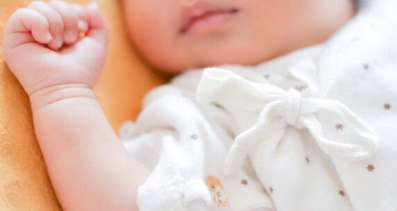 赤ちゃん可愛いね なでなで 母親 断りもなく赤ちゃんに触ってくる人がいます コロナ禍では感染のリスクがあるためやめてほしい いきなり赤ちゃんに触らないで ろいアンテナ