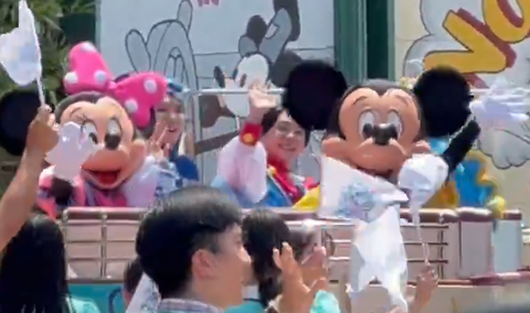 【動画】Mrs. GREEN APPLEがディズニーランドのパレードに登場 → ミセスファンが「ミッキー邪魔！」と叫ぶ動画が拡散される → 炎上 : ツイッター速報