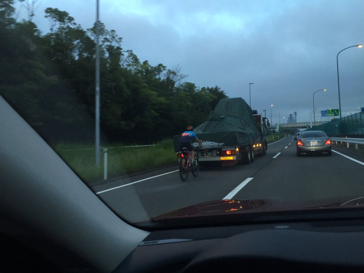 こんなだから自転車は邪魔って言われちゃうんだよぉ スリップストリーム街中で披露するなよぉ