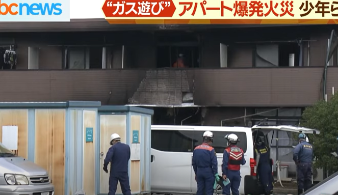ツイッター速報【ガスパン遊び】アパート2部屋全焼、10代の3人が重軽傷。部屋にガスが充満していて少女(16)が吸おうとしたたばこに、18歳の少年がライターで火をつけようとしたところ爆発コメントコメントする