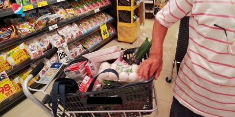 78歳男性と近所スーパーへ買い物連行 (3)