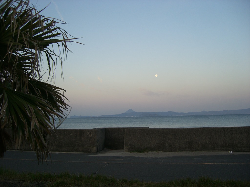 03対岸の薩摩半島と朝の月