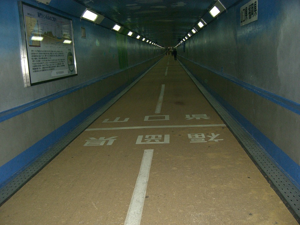 41トンネル内に県境