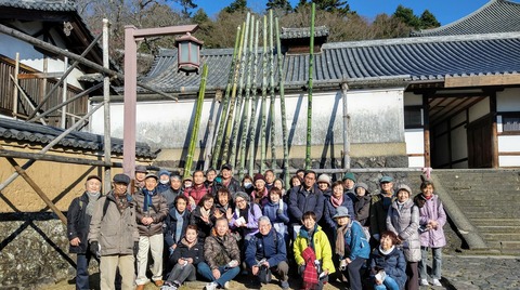 松明かりの前