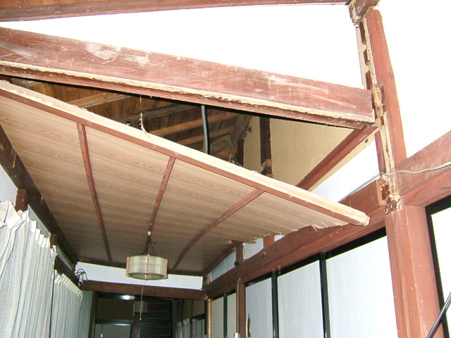 大きな歪みや損傷は 下屋と隅に出やすい 建物修復支援ネットワーク