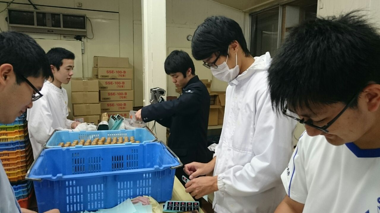 大急ぎでラベル貼り 新潟県立海洋高等学校 食品研究部 大急ぎでラベル貼り 新潟県立海洋高等学校 食品研究部