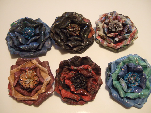 新聞紙のコサージュ 人 心 絵画