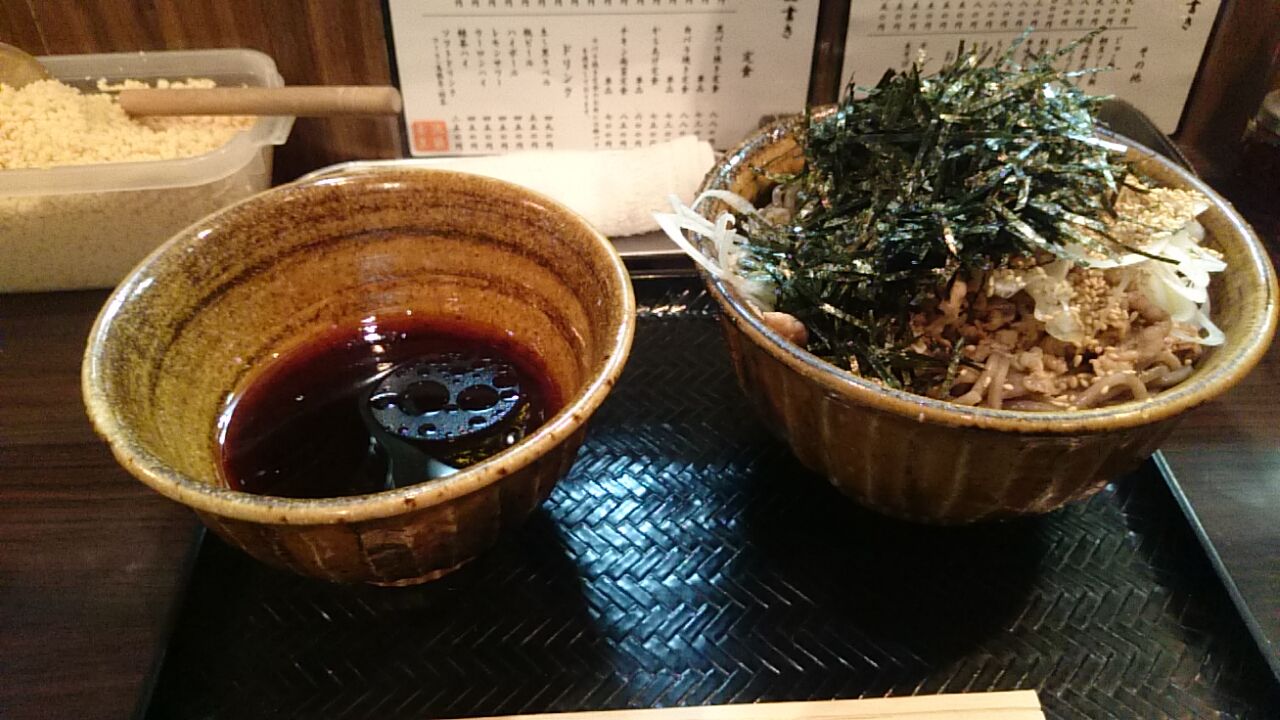 なぜ蕎麦にラー油を入れるのか 肉そば大盛り 池袋 今日も大盛り なぜ蕎麦にラー油を入れるのか 肉そば大盛り 池袋 今日も大盛り