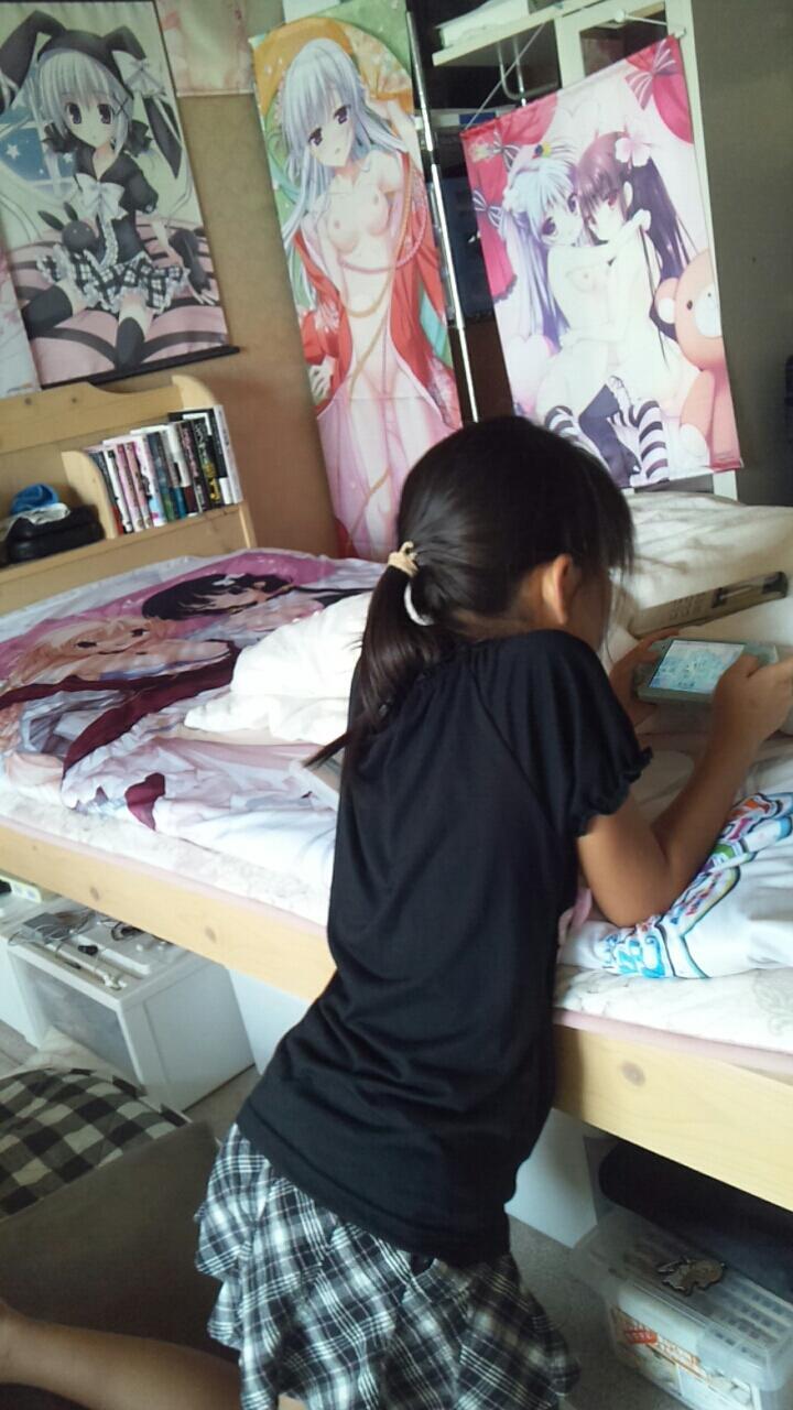 三次元 兄の部屋でゲームする妹ってかわいいよね 二次元行きの電車がまいります