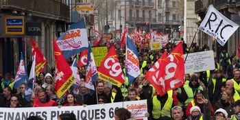 CGT-et-gilets-jaunes-manifestent-main-dans-la-main
