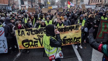 yellow-vest-protest-696x392