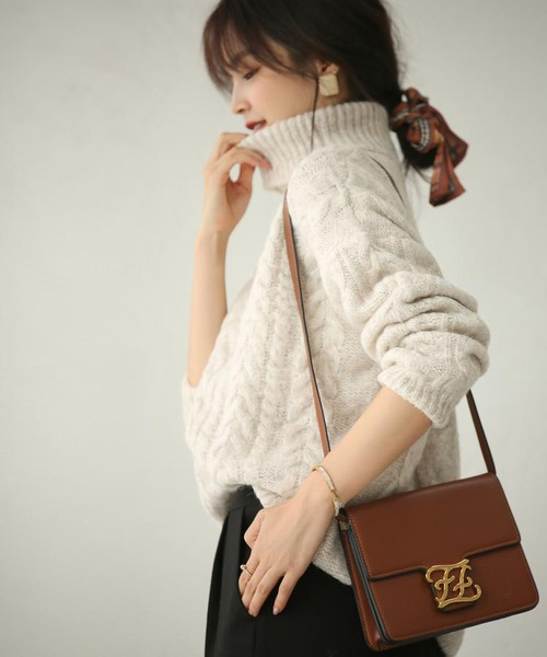 ケーブル編みタートルネックニットプルオーバー