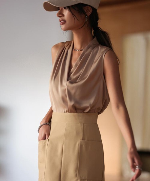 サテン地ノースリーブブラウス