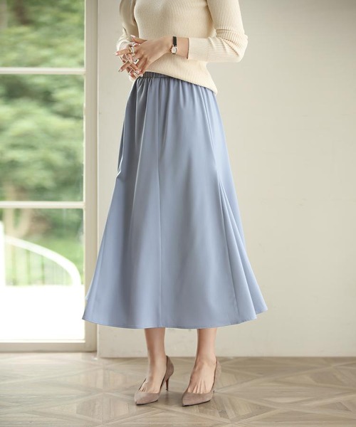 サテン地フレアスカート