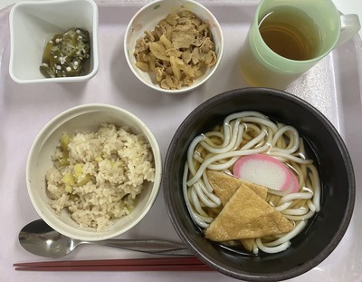 施設の昼食冷やしきつねうどんに芋ごはん、食欲がわくように栄養士さんいつもありがとうございます。