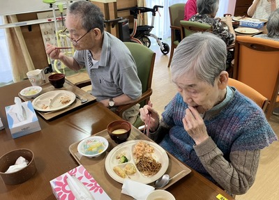 食事中3