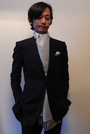 マフラーの巻き方 男性 スーツに合うアスコット巻き オーダースーツコンシェルジュ 松はじめのスーツ着こなし方ブログ