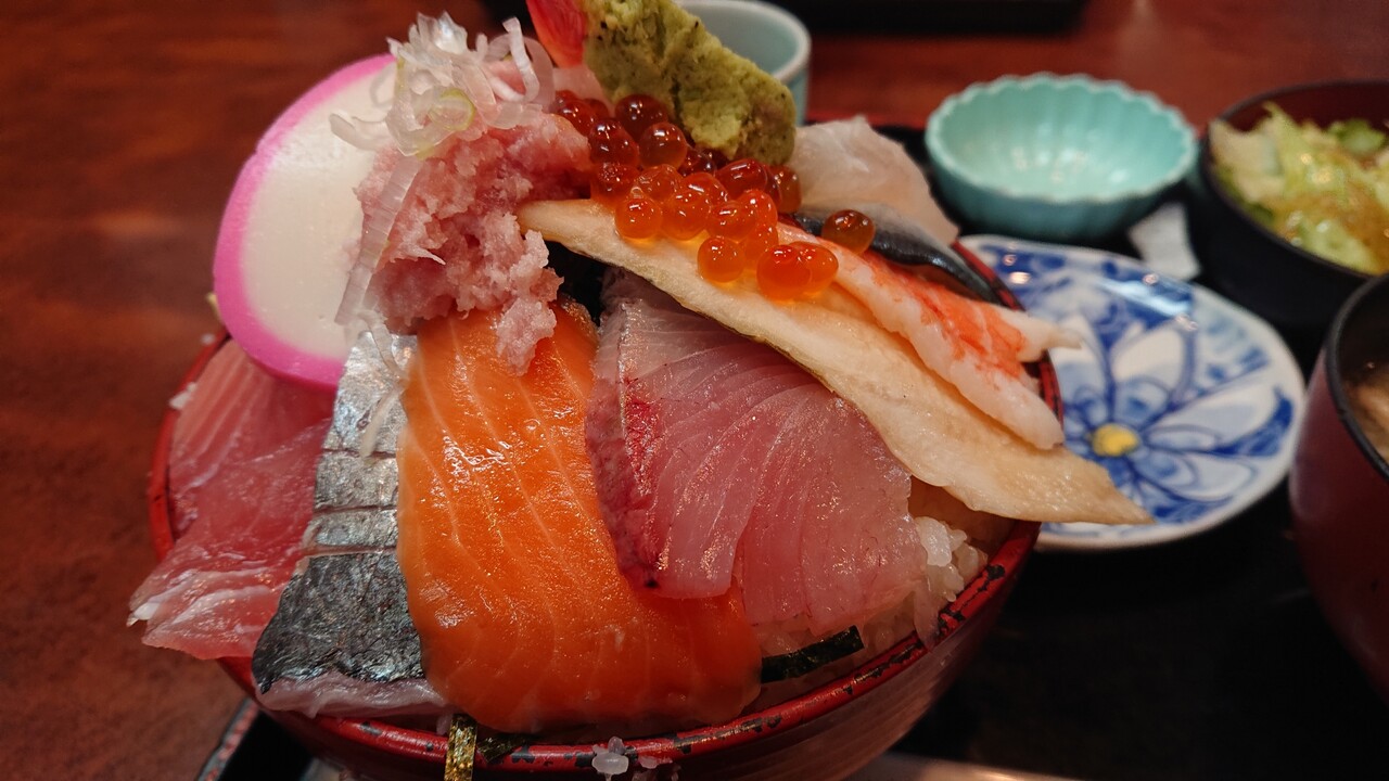 八柱 開店前から列を成す 大黒 の圧倒的コスパ海鮮丼 サラリーマンのランチ 八柱 開店前から列を成す 大黒 の圧倒的コスパ海鮮丼 サラリーマンのランチ