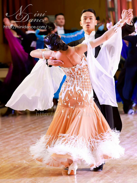 ❤️ヤナギダダンスウェア❤️最高級ヌーディカラーホワイト　ラテンドレス　社交ダンス ❤️ヤナギダダンスウェア❤️最高級ヌーディカラーホワイト ラテン