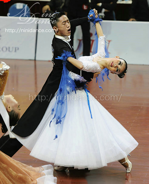 社交ダンスウェアNiniDance:D201フロート2種類と珍しい青羽根使用の白いモダンドレス