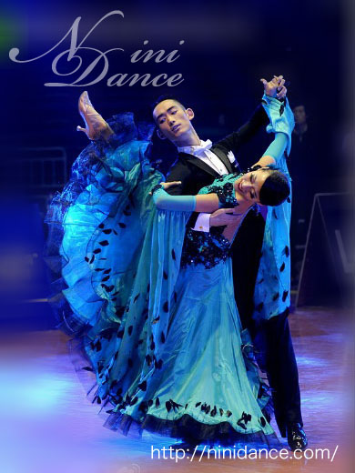 D037上品な黒い羽根のジェイドカラーモダンドレス : 社交ダンスウェア