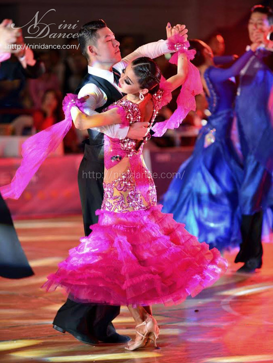 D670フリル付きホースヘアー裾のマゼンダモダンドレス : 社交ダンス