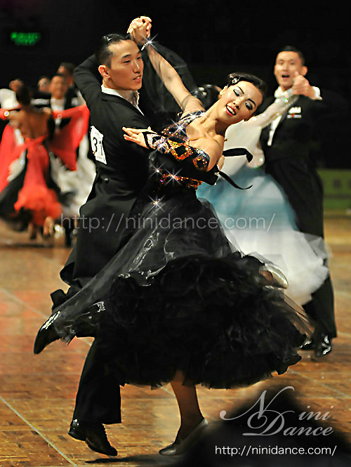 D251カラフルな図形デコが個性的デザインのモダンドレス : 社交ダンス