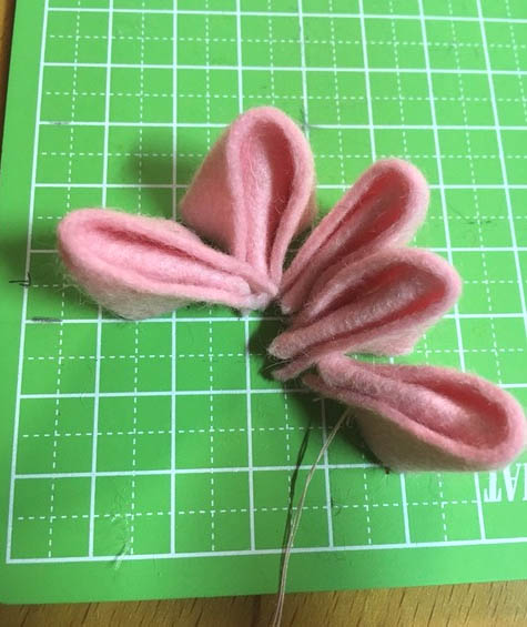 フェルトでつまみ細工 お花を縫いつまみしました ふっくら感が出ていて可愛く出来たと思います うさんたろと虎ちゃん フェルトでつまみ細工 お花を縫いつまみしました ふっくら感が出ていて可愛く出来たと思います うさんたろと虎ちゃん