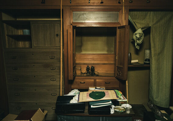 【恐怖】「え？何これ！？」両親が見てる目の前で、妖怪みたいな奴に足を引っ張られて…