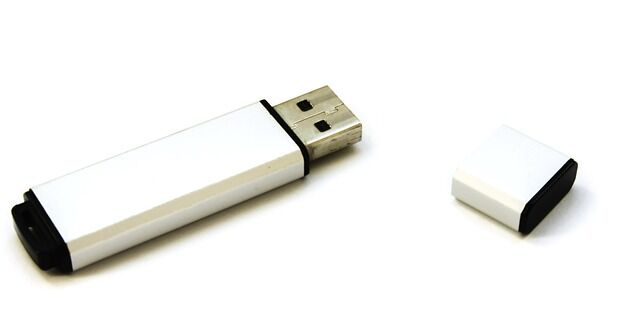 usb-flash-drive-695116_640