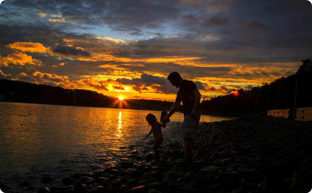 父、娘、夕日