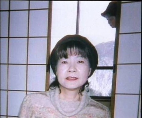 【恐怖】知らない人が笑って写ってる心霊写真は気をつけた方がいい。なぜなら…