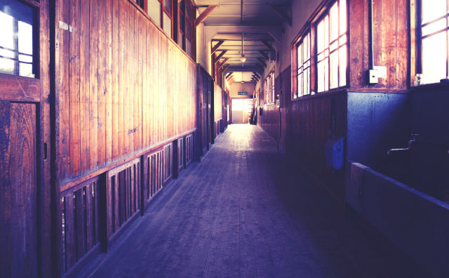 木造校舎の片付けをしていると不気味な白黒写真が出てきた