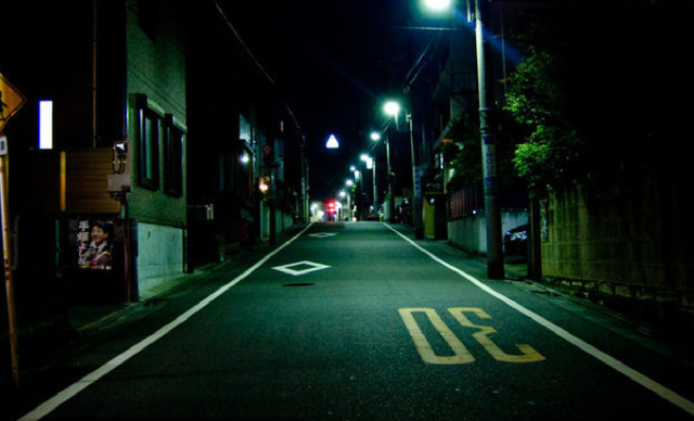 【ヤバい】タバコを買いに夜中の山道を歩いてると変な人いた→そして…