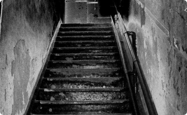 階段-【異次元?】数年後。そのおっさんは壁の中から発見された