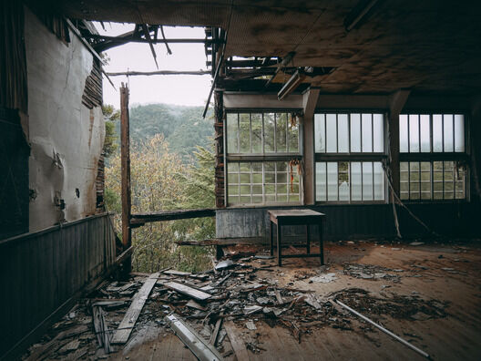 【※ゾッとする話】廃墟に友達のドッペルゲンガーみたいなのがいる！